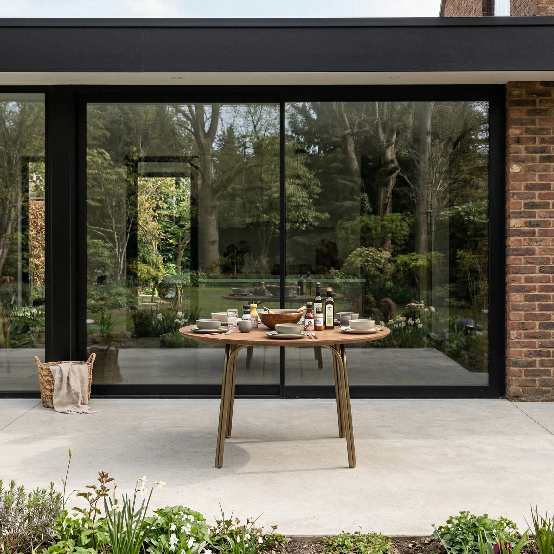 Arco Outdoor Dining Table Round