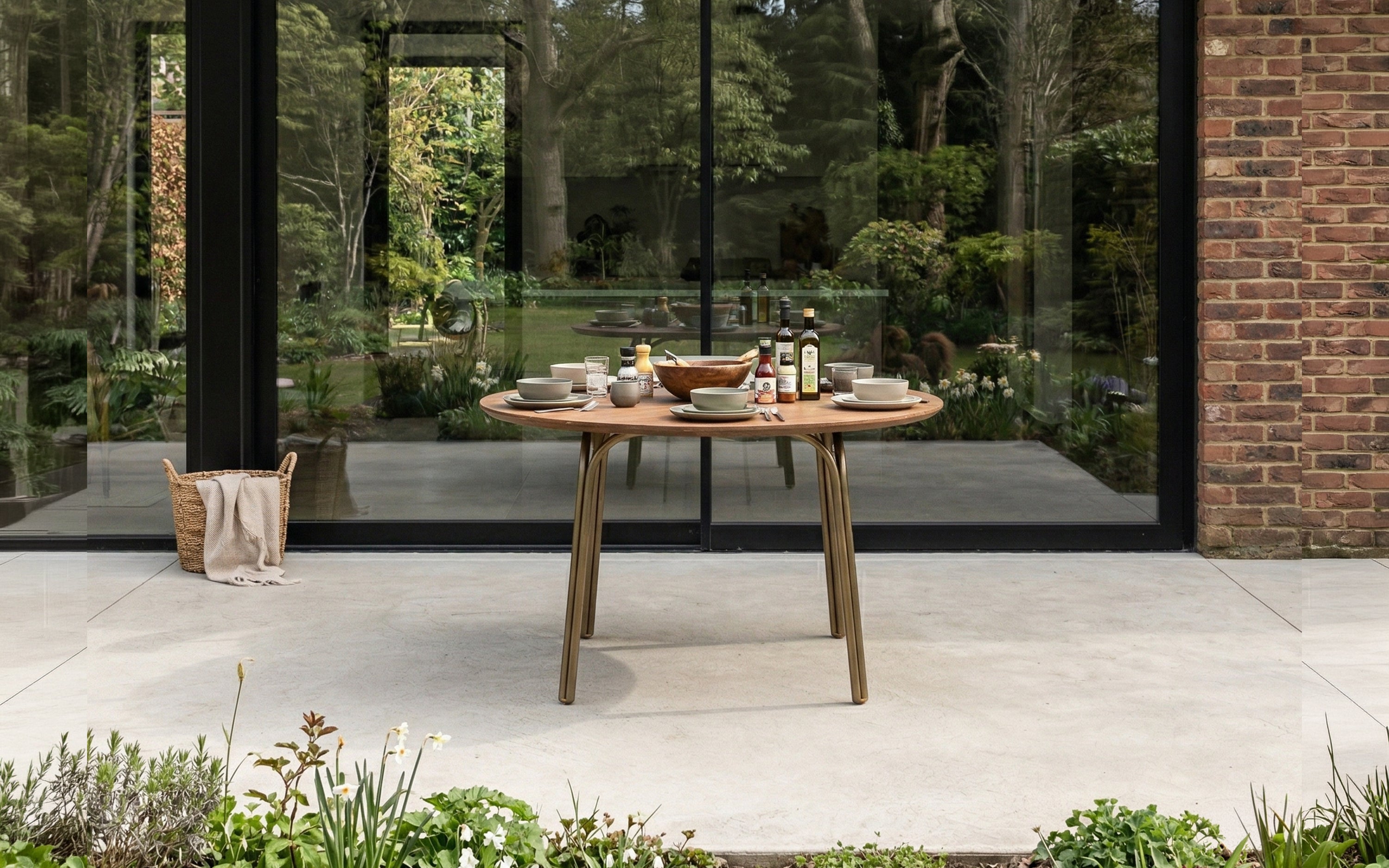 Arco Outdoor Dining Table Round - Orange Tree