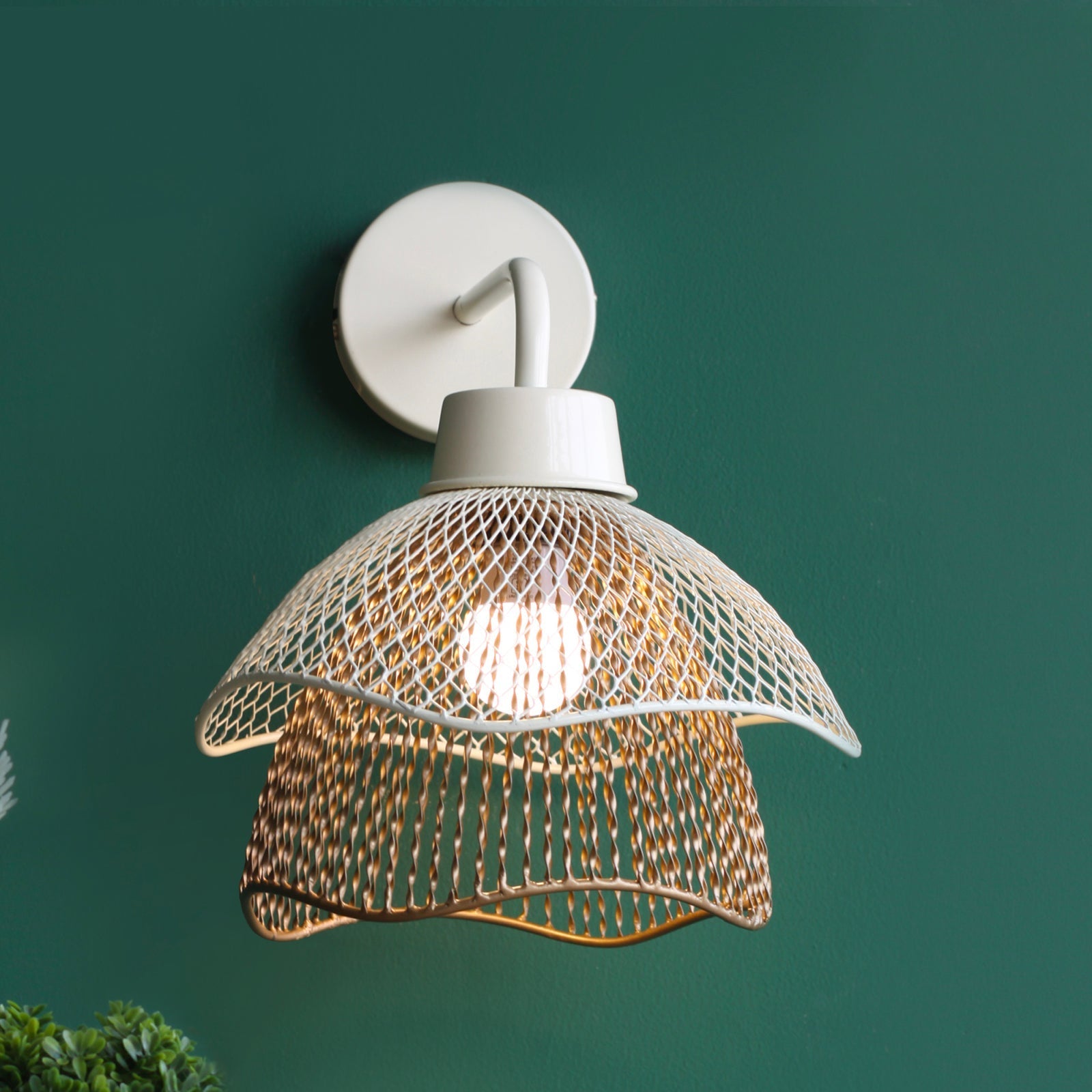 Mallawi wall light with sculptural off-white and gold metal design