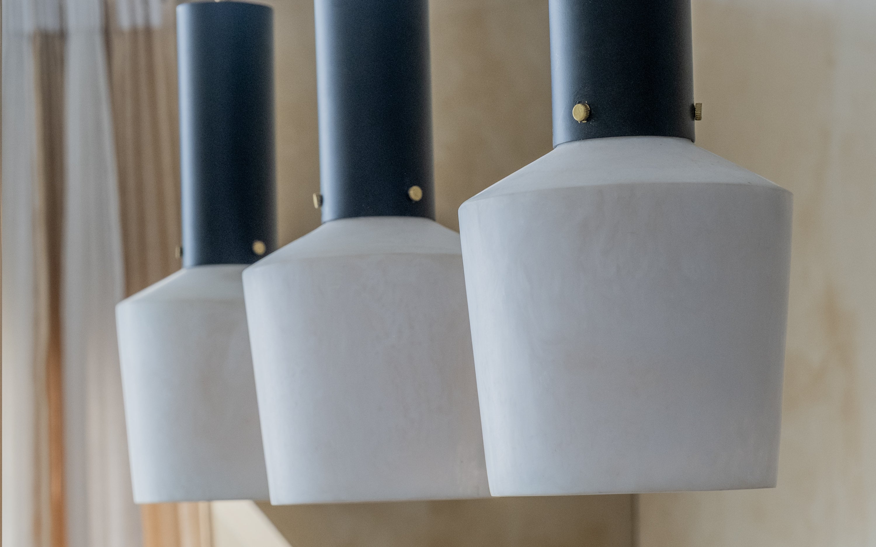 Orira Cluster Ceiling Hanging Lamp of 3 | Black Metal Frame - Close shot - Orange Tree