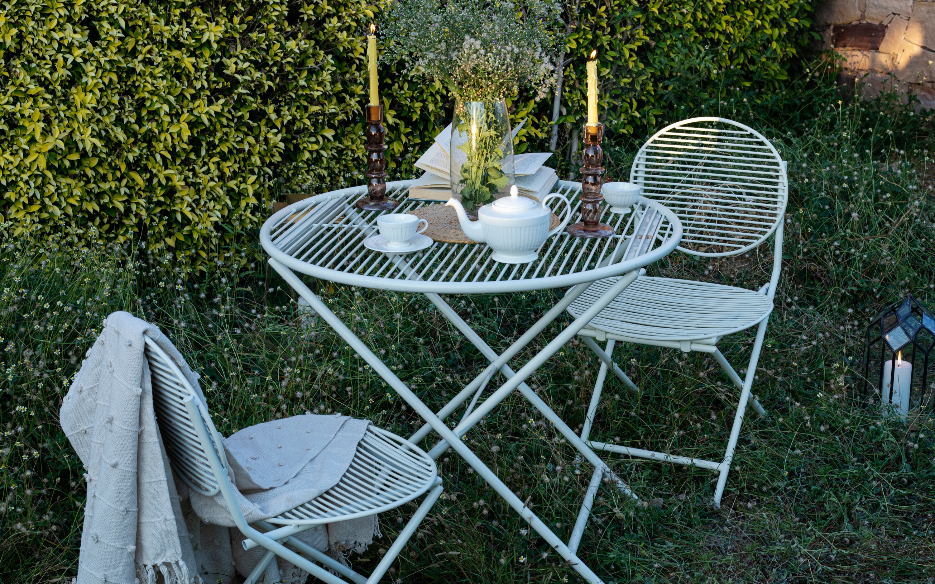 patio table and chairs. outdoor chairs and tables. garden table. patio table.