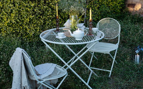 patio table and chairs. outdoor chairs and tables. garden table. patio table.