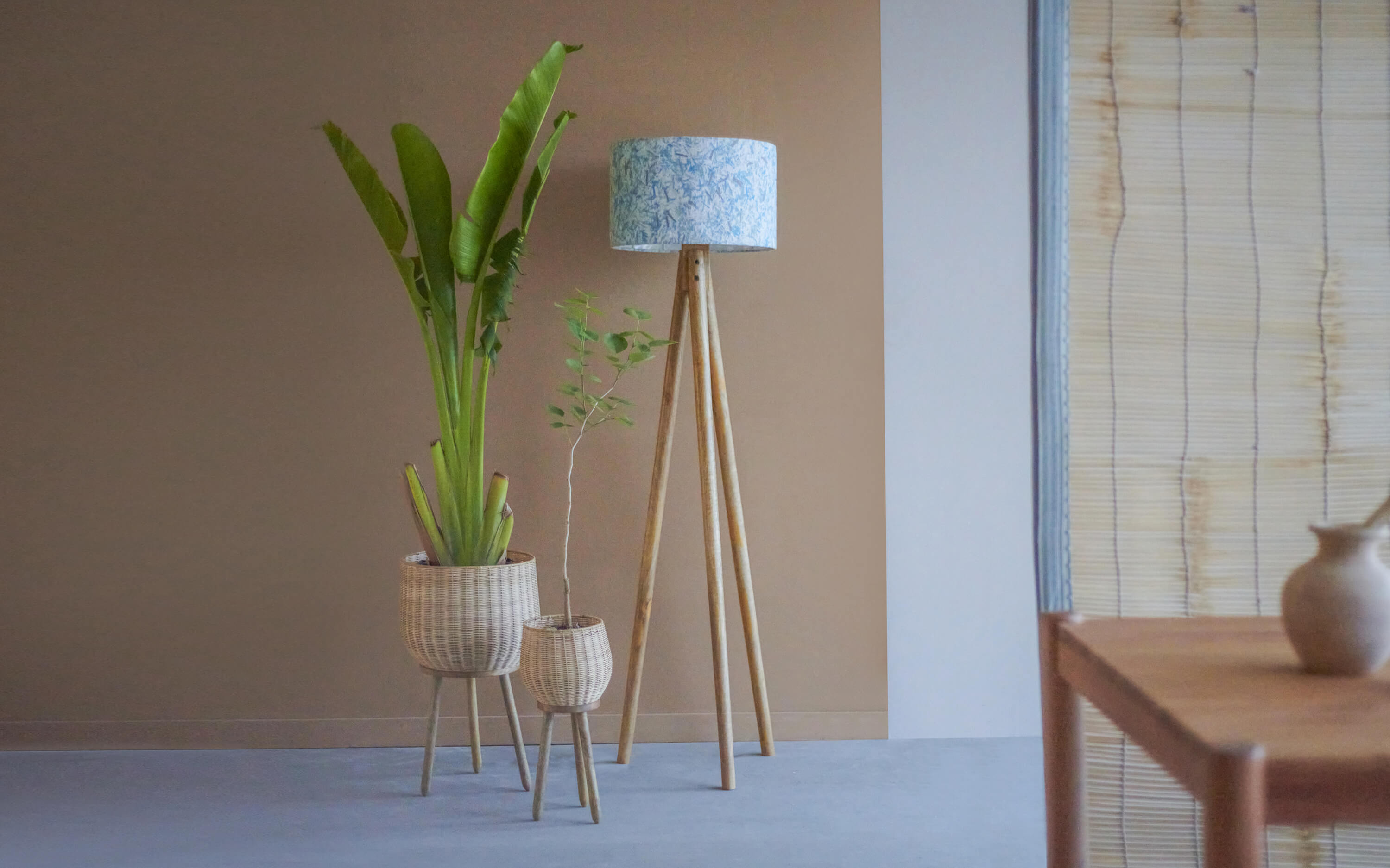 Flake Tripod Wooden Floor Lamp | Blue - Orange Tree